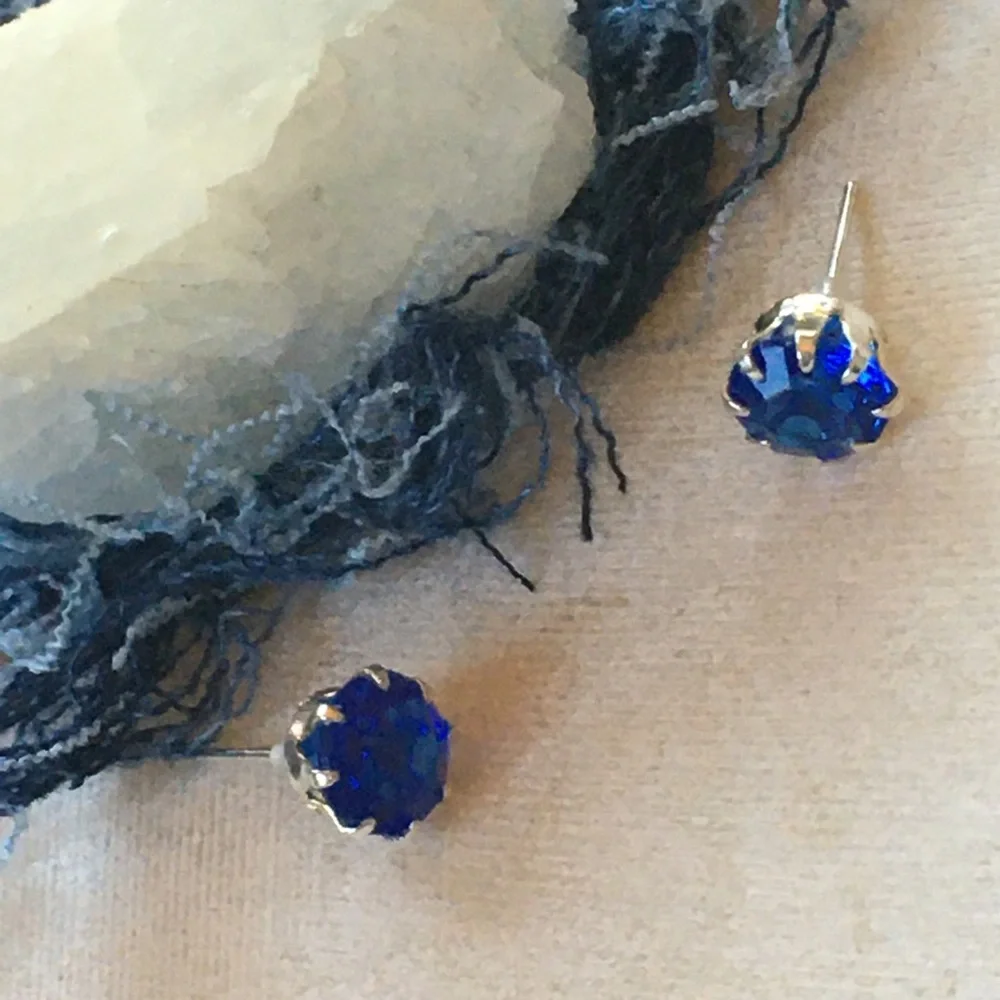 🎈Sale 🎈2 for $10 NWOT brilliant blue rhinestone look post earrings summer fun - Picture 2 of 5